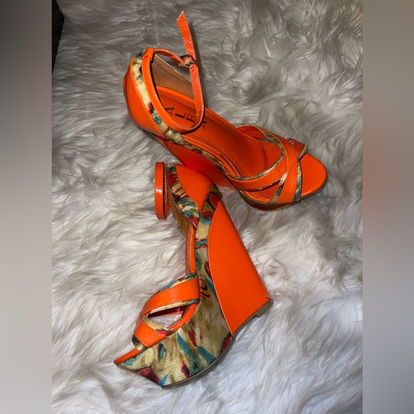 NWT
Alba
Orange Print Selina Heel/ Wedges - Picture 4 of 16